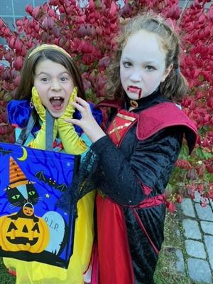Kathryn and Victoria as Snow White being attacked by a Vampire